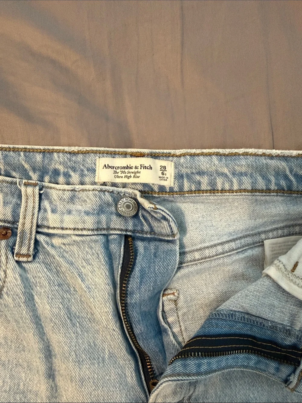 Abercrombie & Fitch The ‘90s Straight Ultra High Rise Jean